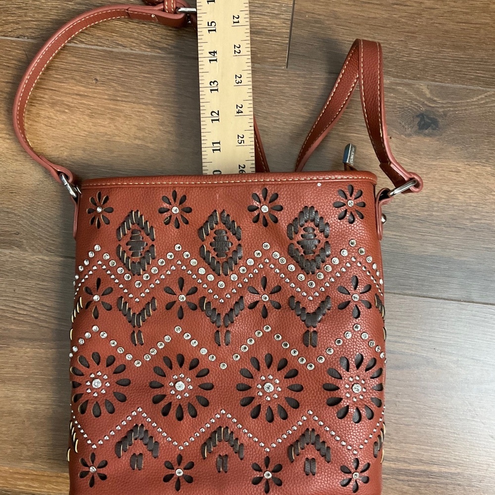 Charming Shyanne Cutout Western Crossbody Bag Purse - Picture 3 of 7